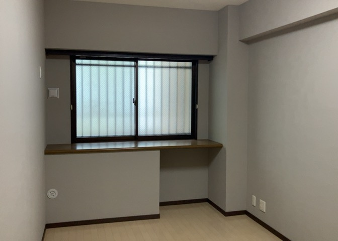 洋室のメリットは重い家具が置きやすく、身の回りが整理しやすいことです。　床がフローリングのため畳とは異なり凹みにくいです。　クローゼットなど収納が豊富で、普段使わない旅行カバンや服の整頓も簡単にです。