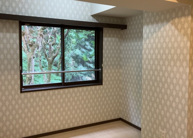 寝室でゆっくりと過ごすためにはベッド周りの適度な空間を担保することや窓の位置、照明の明るさ、寝室の広さなどを考える必要があります。自身や家族の構成とライフスタイルに併せて寝室にする部屋を選びましょう！