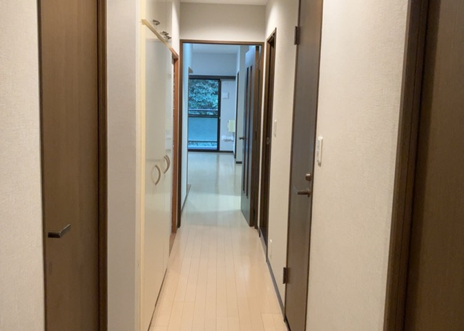 内装はとにかくおしゃれなものがいい！と選ぶ前に、まず住んだ後のことを想像してみましょう。住んでみたらコンセントの位置が悪くて使いにくいなど出てきます。事前にどの家電をどこに置くか想定しておきましょう。