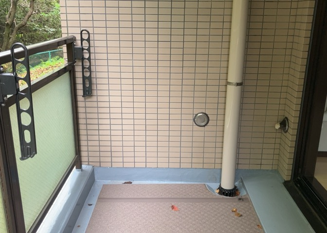 バルコニーは、室外の専用スペースのうち、「屋根がなく開放された空間」であるものを指します。ベランダより広いタイプのものが多く、日当たりもよいため家庭菜園などを楽しみたい人にとって適した環境となります。