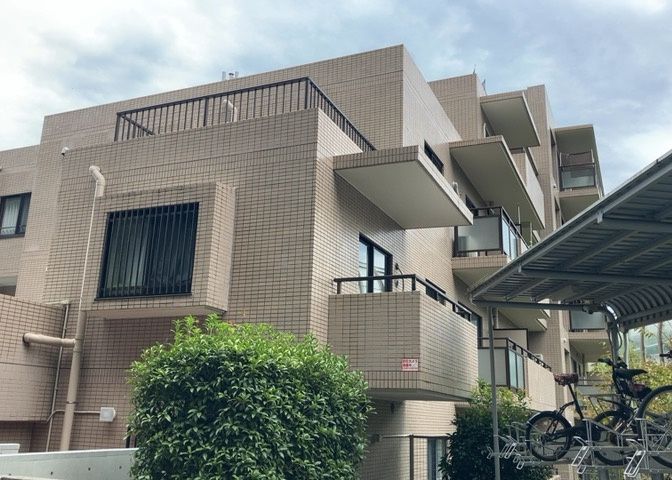 外観はマンション管理がされているかの目安になります。築年数が古いと、壁面は劣化してひび割れが生じることも！建物が古びていても細かいところが修繕されていると、きちんと管理されているなぁと感じるでしょう。