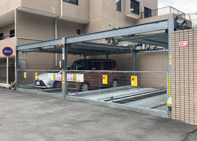 車一台あたりに必要なスペースは、標準サイズの普通自動車で横幅2m50cm、長さ5mは必要になります。ただし、乗降のことも考慮して横幅3m30cm、長さ5m50cmほどは確保できるところを選びましょう。