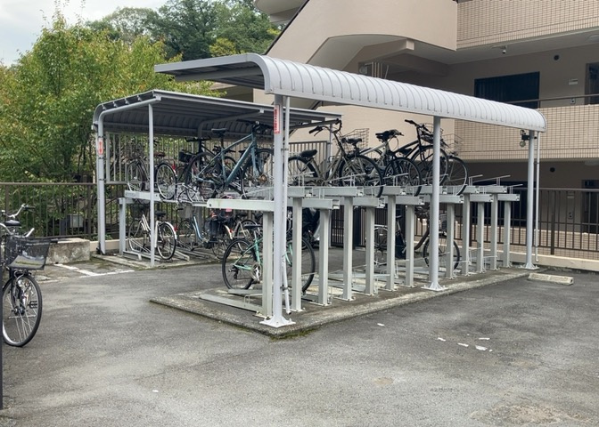 マンションの駐輪場は、事前に空きがあるか確認を取ると安心です。せっかく入居したのに駐輪スペースがない！なんてことになったら大変ですよね。そこで、内見時や購入前にはまず事前に確認しておくと良いでしょう。