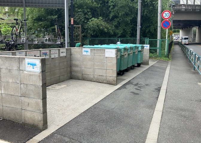 共有部分は、住民なら誰もが使える設備のこと。例えば駐車場やエレベーター、インターネット設備、セキュリティ設備などがあります。他にも、マンションの廊下・外部階段やエントランス・ゴミ置き場などがあります。