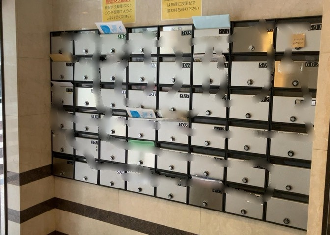 エントランス付近に設置されている集合ポストは、住んでいる部屋と離れているため、ポストをあさるなど誰かに何かされていても被害に気づきにくいです。入居する時には他人に特定されにくい番号で鍵をかけましょう！