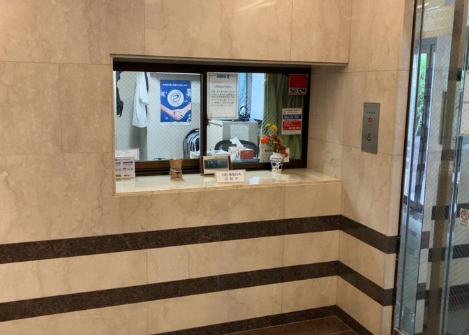 受付はマンションコンシェルジュがいる場合もあれば、管理人が滞在する小部屋を総称して呼ぶことがあります。主にエントランスに設置されていることから、防犯面でも期待ができます。防犯設備がない場合はより安心！