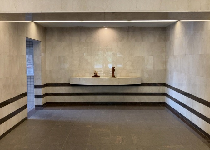 ラウンジは、マンションの共用スペースに椅子やテーブルなどを配置した利用者が寛げる空間です。屋内型ラウンジと屋外型ラウンジがあります。共用部分の管理状況と合わせて、詳細については現地でご確認ください。