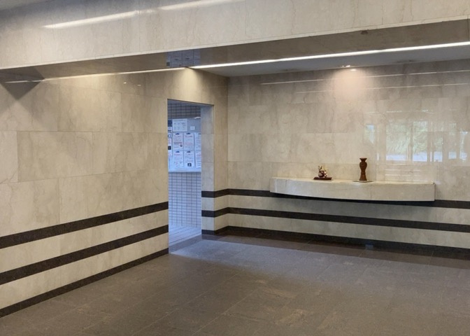 ロビーというと、エントランスと何がちがうの？と思いますよね。実はロビーとエントランスには明確な決まりはありません。物件によっては、エントランスを入って広がるある程度の広さのある空間がロビーとなります。