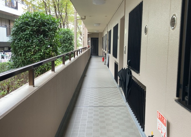 共有部分は、住民なら誰もが使える設備のこと。例えば駐車場やエレベーター、インターネット設備、セキュリティ設備などがあります。他にも、マンションの廊下・外部階段やエントランス・ゴミ置き場などがあります。