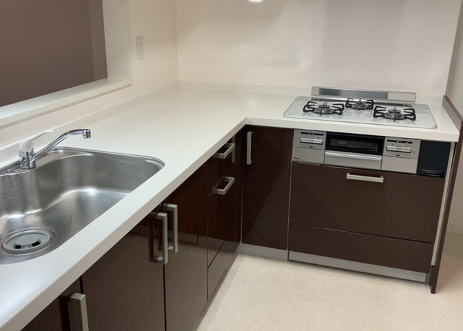 標準的なシステムキッチンの横幅は、165cm～300cm程度です。2100・2400・2550・2700などミリ単位で表記されます。普段どのように料理をするのかを想定しながら合ったサイズを選びましょう