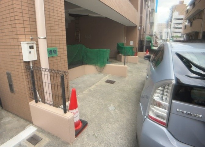中庭（パティオ）とは、一つの建築物の内部に設けられた、壁などで囲われている庭のことを指します。コの字型、ロの字型が主流ですが、L字型の中庭もあります。最近では、インテリア性の高さからも人気があります。