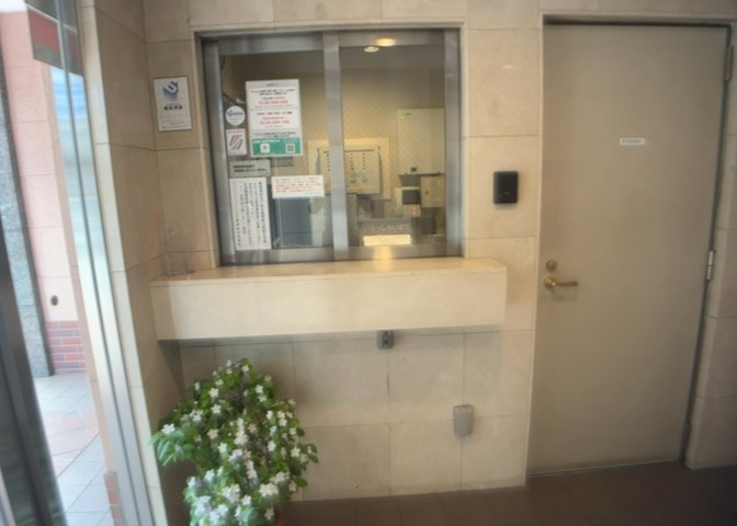受付はマンションコンシェルジュがいる場合もあれば、管理人が滞在する小部屋を総称して呼ぶことがあります。主にエントランスに設置されていることから、防犯面でも期待ができます。防犯設備がない場合はより安心！