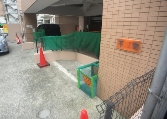 共有部分は、住民なら誰もが使える設備のこと。例えば駐車場やエレベーター、インターネット設備、セキュリティ設備などがあります。他にも、マンションの廊下・外部階段やエントランス・ゴミ置き場などがあります。