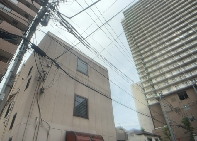 眺望を気にして物件を探す場合、前面に建物が建っていないか現地で確認しましょう！前面に建物があると景色はもちろん、日当たりや風通しにも影響が出てきます。住んだ時のことを想像しながら現地見学をしましょう。