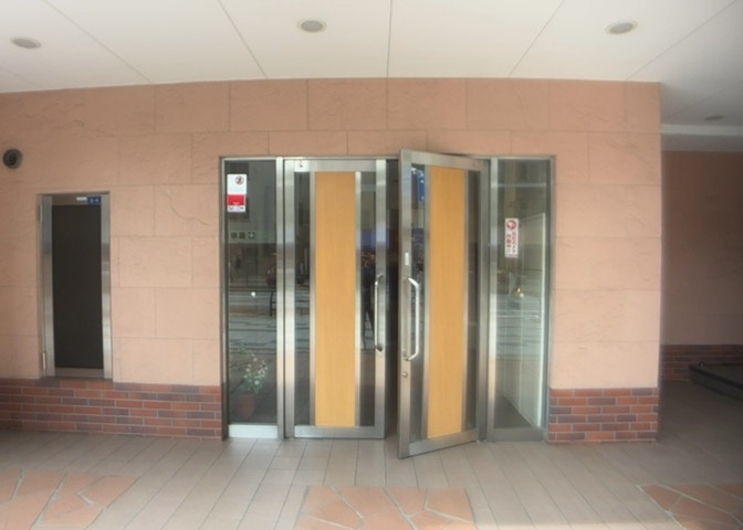 玄関は家の顔でもあり、家族以外の目にも止まる場所です。玄関は外との間を仕切る扉、靴などをしまっておく収納スペース、靴脱ぎのたたきスペース、来客とのやり取りをするドアホンなど複数のアイテムからなります。