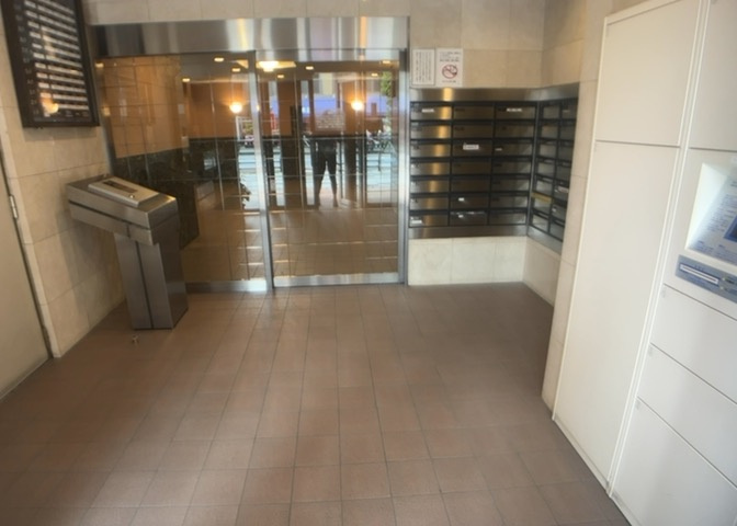 共用部分は、一棟の建物に住む区分所有者全員が共同で所有するとし、共用部分の管理、補修などは、区分所有者で形成される管理組合が行います。個人の判断で勝手に変更することはできませんので覚えておきましょう。