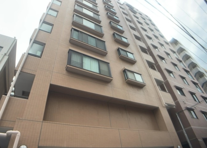 外観はマンション管理がされているかの目安になります。築年数が古いと、壁面は劣化してひび割れが生じることも！建物が古びていても細かいところが修繕されていると、きちんと管理されているなぁと感じるでしょう。