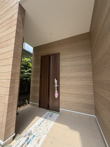 ゆとりある広さを確保した玄関アプローチ。深めの軒（ひさし）がある設計のため、雨の日でも濡れることなく、落ち着いて傘を広げたりベビーカーを動かしたりできて安心です　
