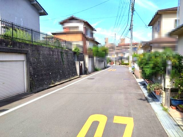 前面道路は北東側幅員約6mの公道。ゆとりの広さでお車のすれ違いや駐車もスムーズ！運転が苦手な方でも出入りしやすい環境です。内覧・お問い合わせはお気軽にどうぞ。