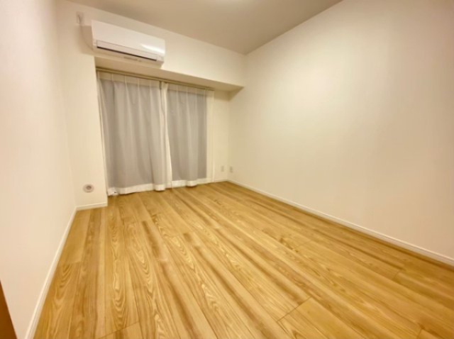 6.2帖の洋室で、WICもあり収納に便利です。