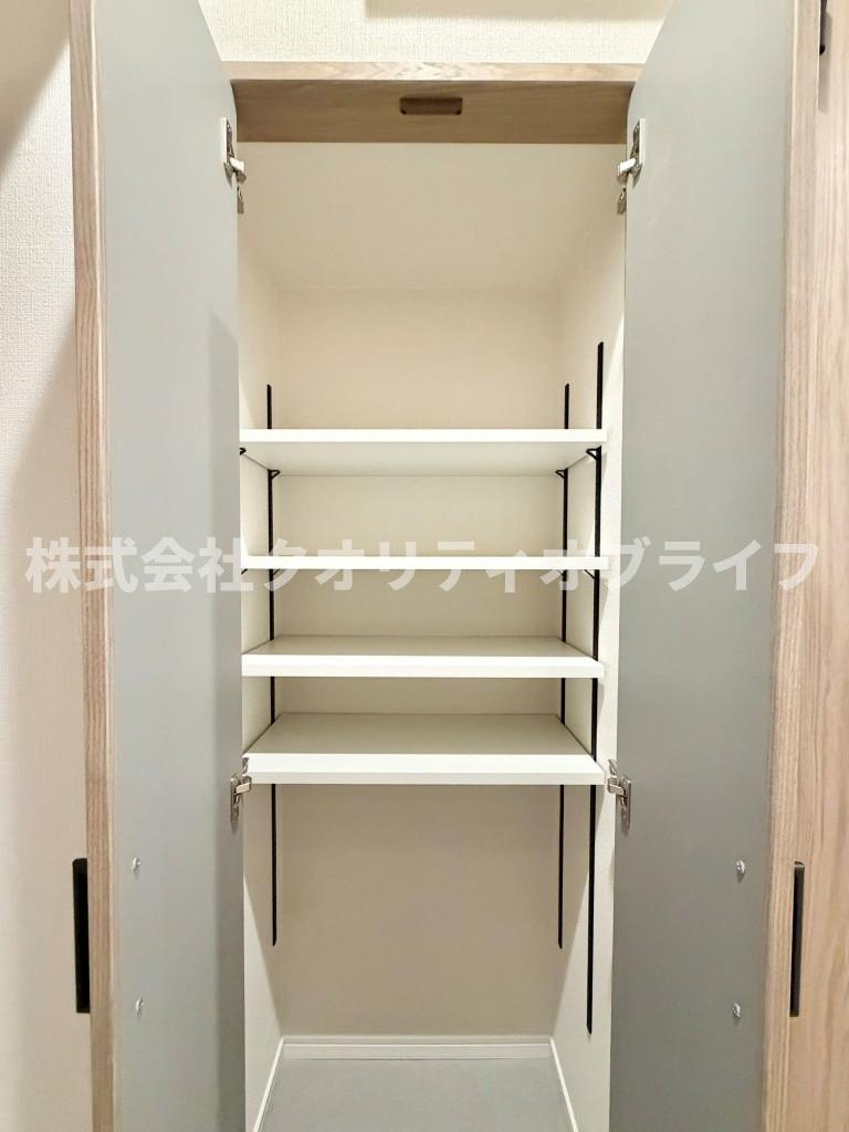 玄関入って左側の収納です