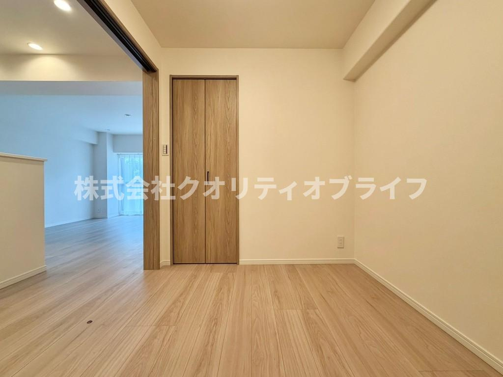 4帖洋室はリビングとの境の扉をあけるとさらに広く使用できます