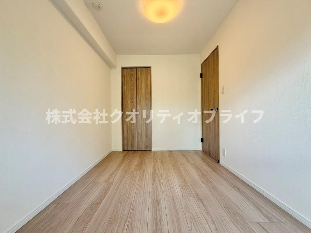 4.6帖洋室は東南向きに窓があり、陽当たり良好です