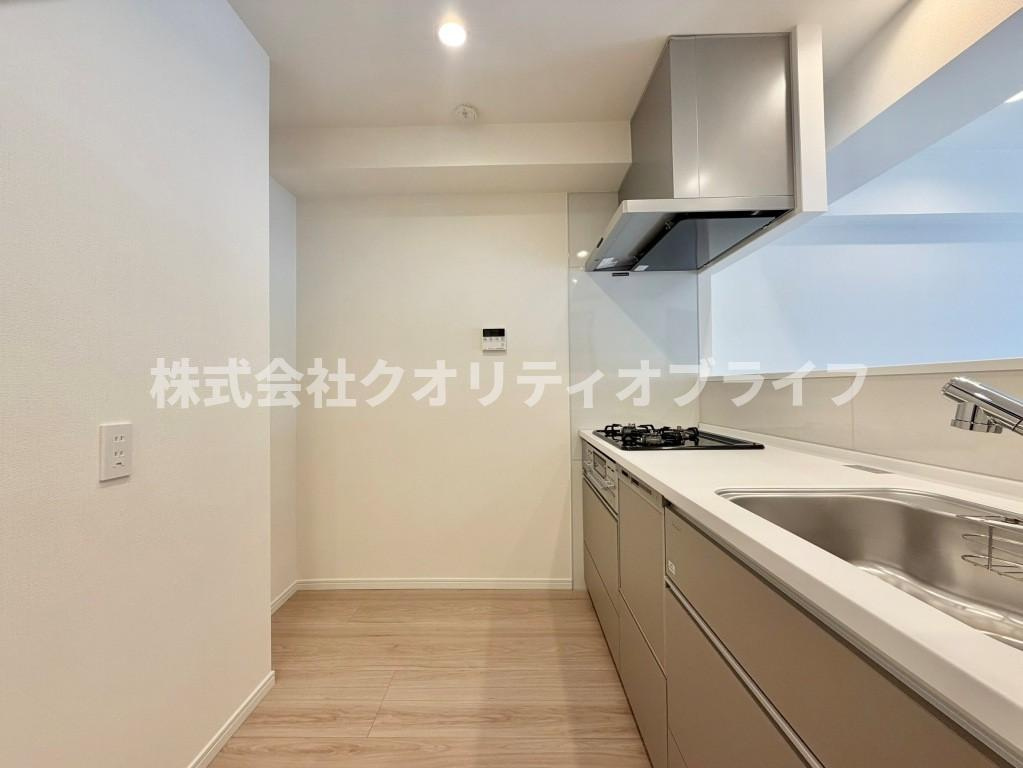 キッチンは後ろのスペースもあり、使い勝手よさそうです