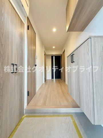玄関は両サイドに収納があり、明るい雰囲気のお部屋です