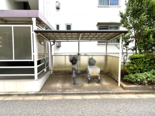 エントランス横屋根付き駐輪場！