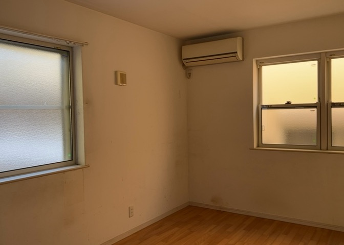 洋室のメリットは重い家具が置きやすく、身の回りが整理しやすいことです。　床がフローリングのため畳とは異なり凹みにくいです。　クローゼットなど収納が豊富で、普段使わない旅行カバンや服の整頓も簡単にです。