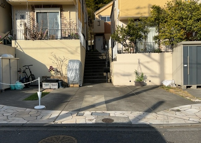 駐車場と明記されていても、最小スペースでつくられた駐車場だと大型車は駐車できなかったり、出入りしにくくなったりする可能性があります。お車のサイズと購入したい物件の駐車場のサイズを現地で確認しましょう。