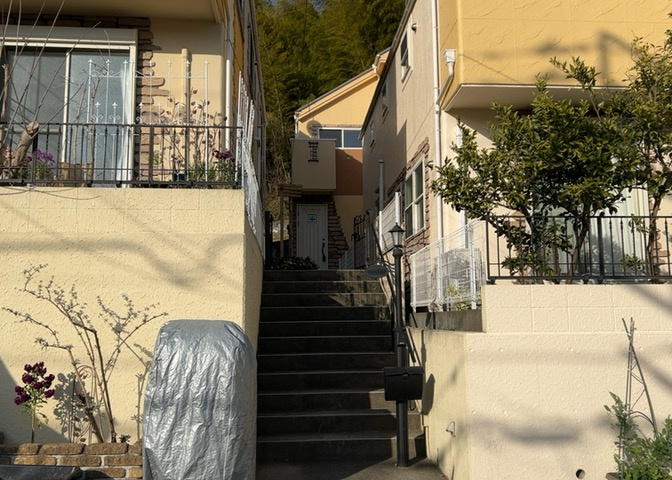 住宅用の土地では前面道路に2m以上接していなければならないと法律で定められています。しかし、お持ちの車のサイズやライフスタイルなどにより、2mでは利便が悪い場合もございますので、事前に確認しましょう。
