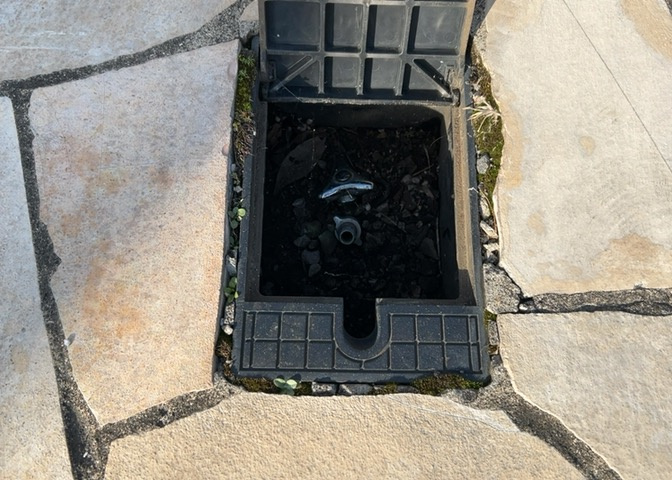 敷地内に散水栓や立水栓があると便利です。水道水を直接利用できるため、水を運ぶ手間を省くことが出来ます。大量の水を必要とする洗車作業や清掃などに役立ちます。その他設備とあわせて、現地でご確認ください。