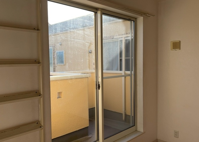 サッシは、ガラス窓に使用される金属製の窓枠です。一般的に住宅建築では、金属製建具工事の段階でガラス類・玄関などと同時に設置されます。種類や構造により断熱性能や遮音性能が異なるので現地でご確認ください。