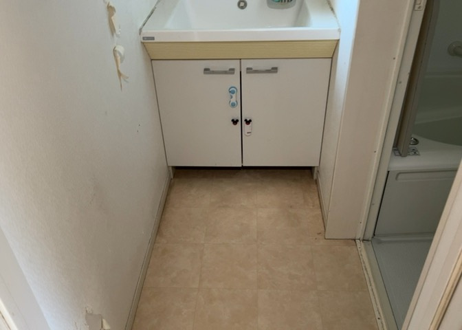 多くの戸建て住宅で見かける洗面脱衣所は、洗面台と洗濯機が2畳ほどのスペースに並べられていて、洗面所が脱衣所を兼ね備えている間取りが一般的です。お客様が利用することもある、パブリックな空間でもあります。