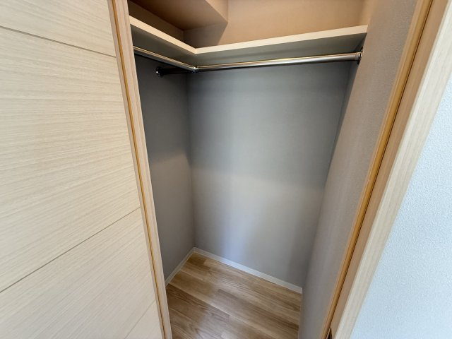 広々としたウォークインクローゼット付きで、大小様々な荷物が収納出来ます。　
