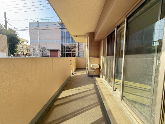 南向きで陽当たり良好のバルコニーです。　