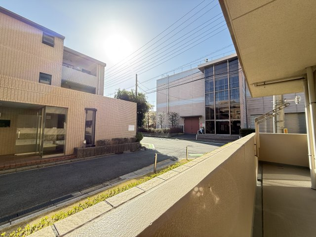 南向きで陽当たり良好のバルコニーです。　