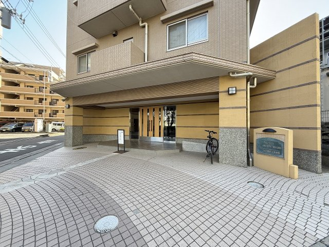 明るく広々としたエントランスが迎えてくれます。　