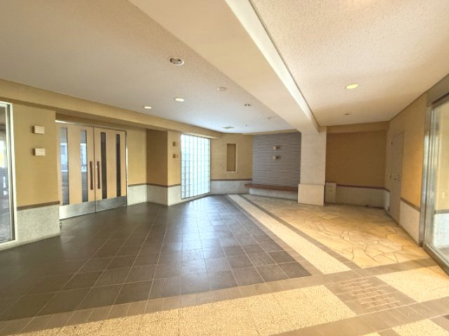明るく広々としたエントランスが迎えてくれます。　