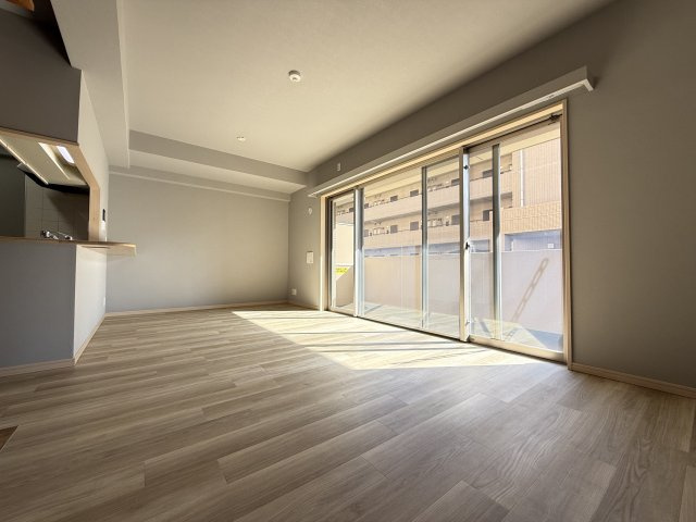 広々としたLDKは、隣接するお部屋の扉を開けて、さらに解放感ある空間に。　