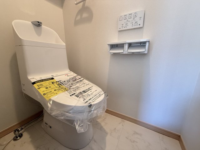 温水洗浄便座付きの清潔感あるトイレは、落ち着いた空間に。　