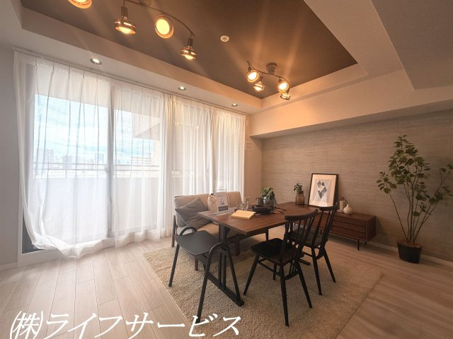リビングルーム12.9帖／リビングに床暖房あり！ペットと一緒に暮らせるマンションです！