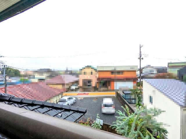 目の前が駐車用になっているので圧迫感がなく開放的な敷地となっています。