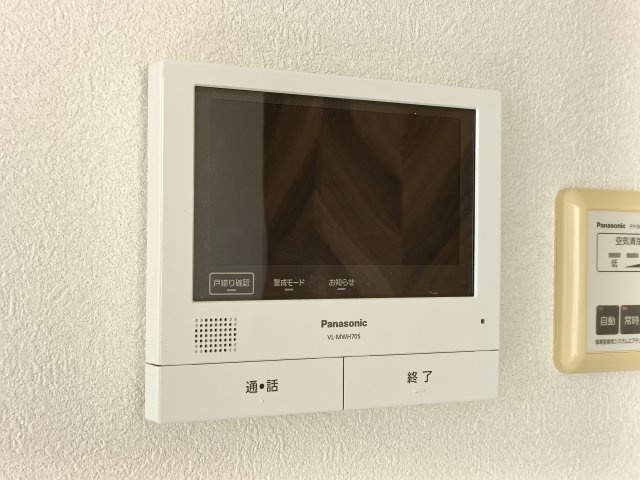 【インターフォン】　来客を確認できるモニター付きインターフォン。安心のセキュリティ。