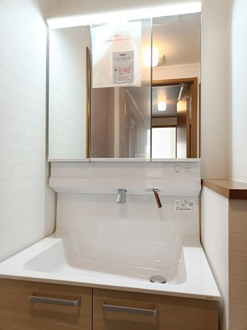 【洗面化粧台】　三面鏡付きの洗面化粧台で身だしなみチェックも快適。