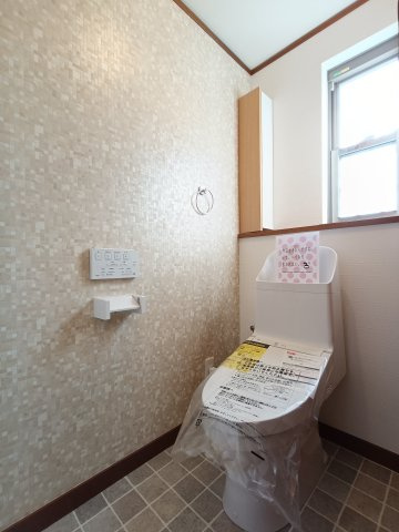 【トイレ】　シンプルで清潔感のあるトイレ空間です。