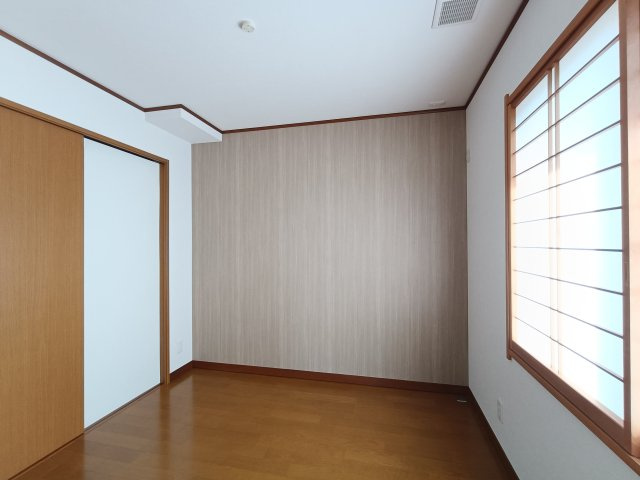 【洋室1　約4.5帖】　落ち着いた雰囲気の洋室。寝室や子ども部屋など、幅広くお使いいただけます。