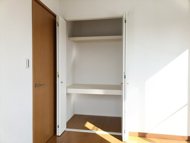 【洋室2　収納】　クローゼット完備で、衣類や荷物もすっきり収納。
